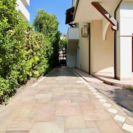 Appartamento Con Giardino E Posto Auto *